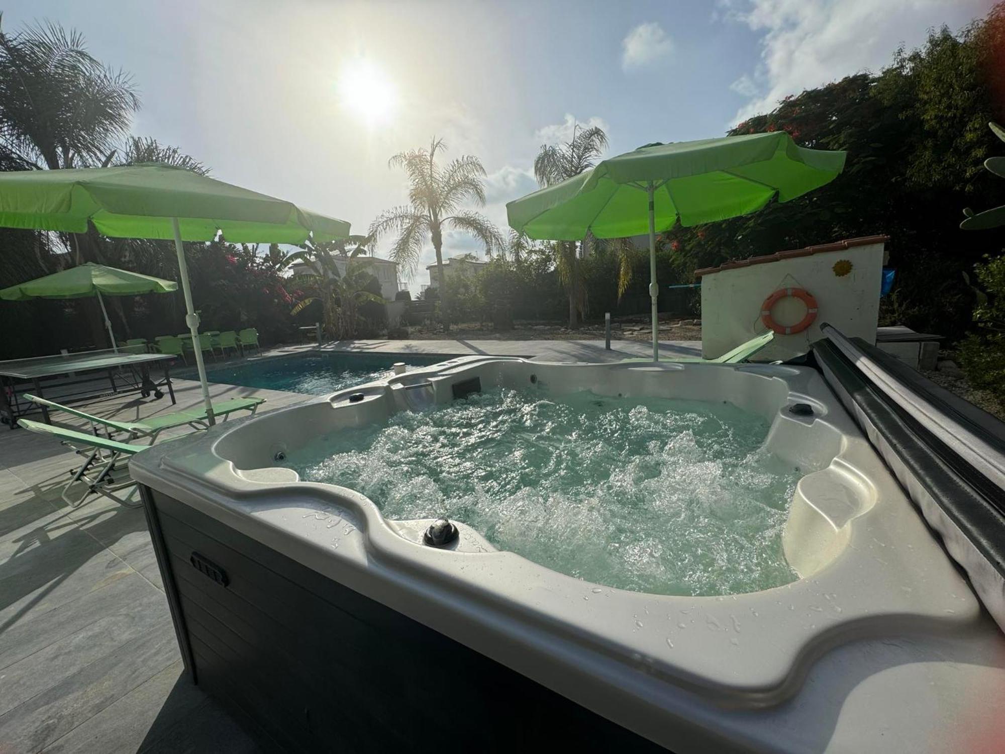 Villa Coralia Gardens 1Km From Coral Bay Beach 외부 사진