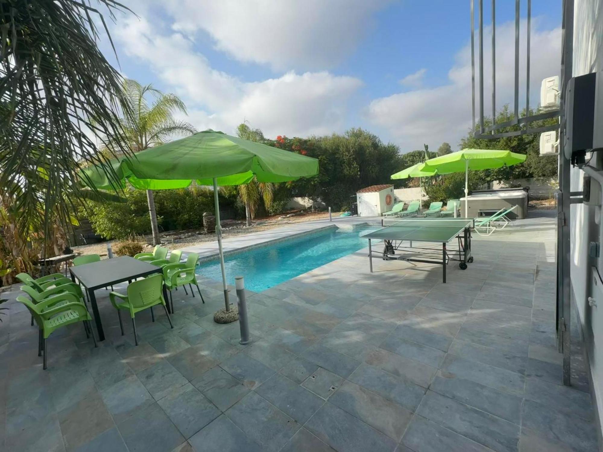 Villa Coralia Gardens 1Km From Coral Bay Beach 외부 사진